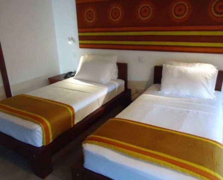 The Ocean Front Hotel Kolombo Bagian luar foto